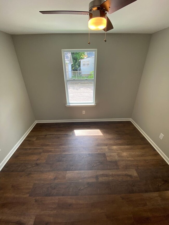 Building Photo - 2 bed 1 bath in quadplex. Walk to Meharry Medical College or Fisk. Renovated, off street parking....