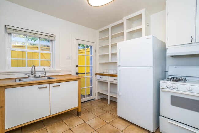 Building Photo - 700 Angelus Pl
