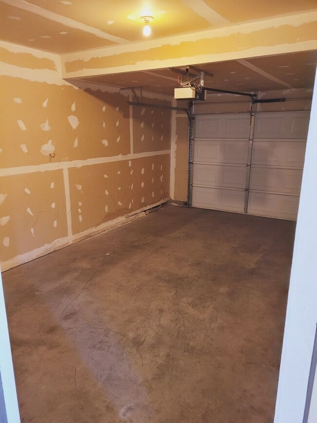 Building Photo - 2+ Bedroom With Garage