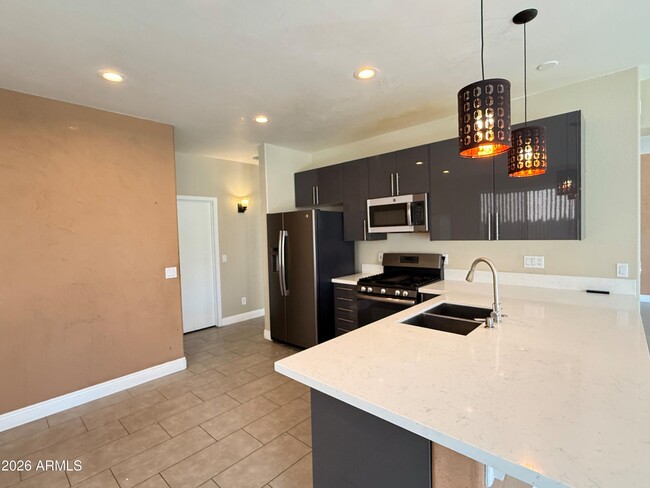 Building Photo - 6425 W Desert Hollow Dr