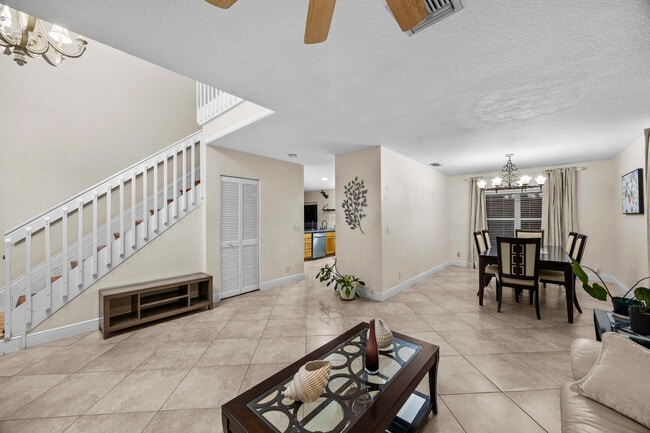 Building Photo - 1622 S Club Dr