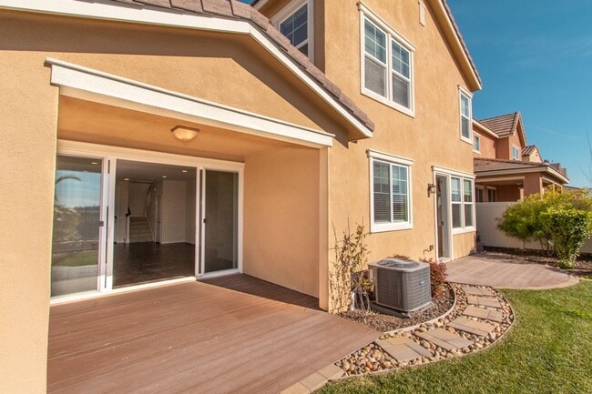Building Photo - 4 Bed / 2.5 Bath Home with Premium Panoram...