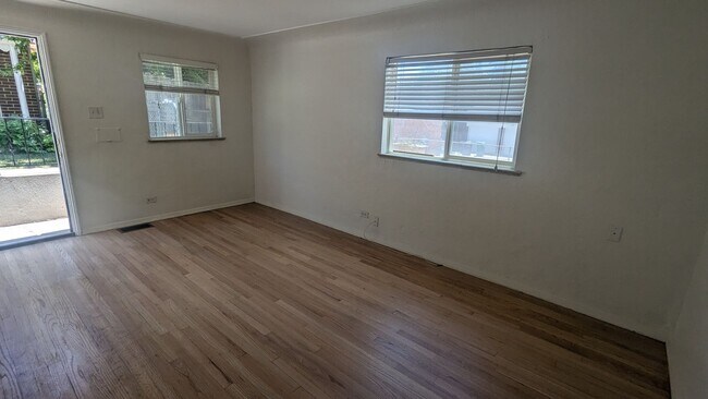 Building Photo - SUPER CUTE 1 BDRM IN DUPLEX HOME IN SLOAN'S LAKE AREA! GARAGE AND FENCED YARD!