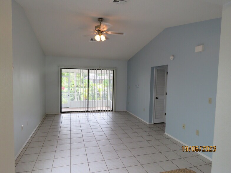 Building Photo - 416 Narvaezi St