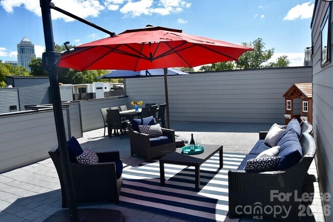 Building Photo - 916 Westbrook Dr