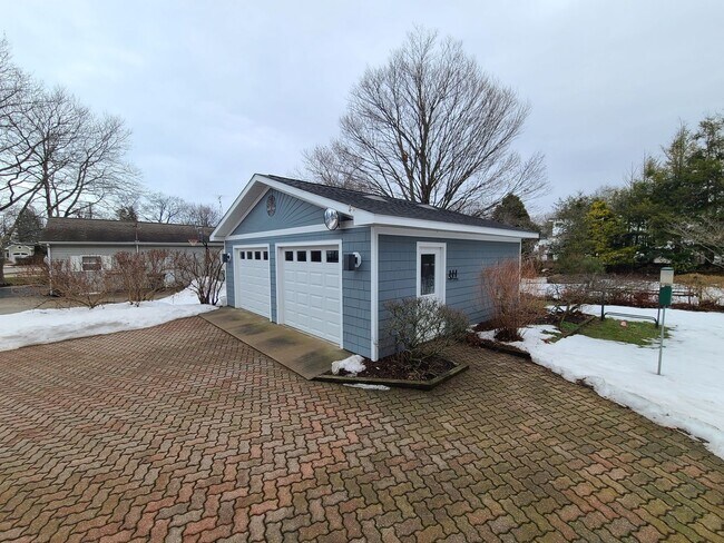 Building Photo - Charming 3-Bedroom, 2-Bathroom Home in South Haven, MI