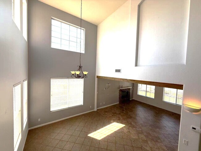 Building Photo - 2076 E Stephens Pl