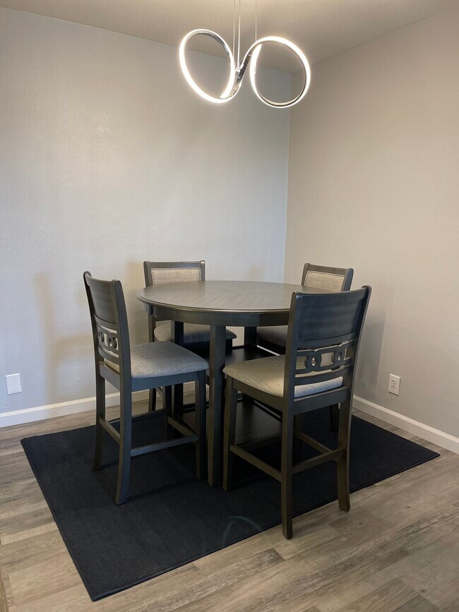 Building Photo - 420 N Villa Ct