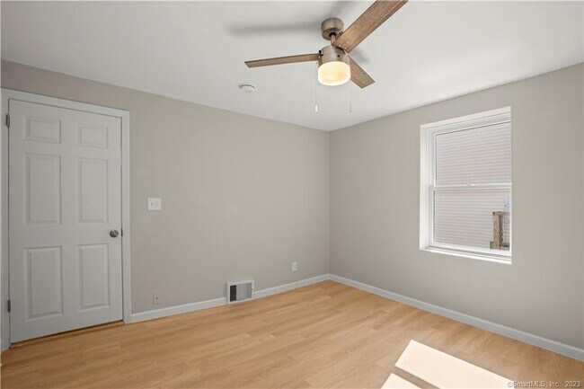 Building Photo - 106 River Rd