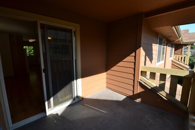 Building Photo - Nice 3 Bed Upstairs Flat - Walking Distance to Campus!