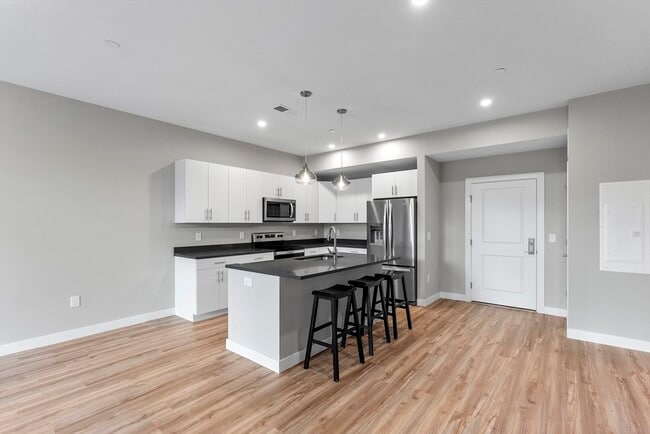 Building Photo - 999 Main St