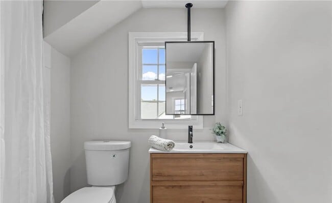 Building Photo - Newly Renovated 4 Bedroom, 2 Full Bath Home, Available Immediately!