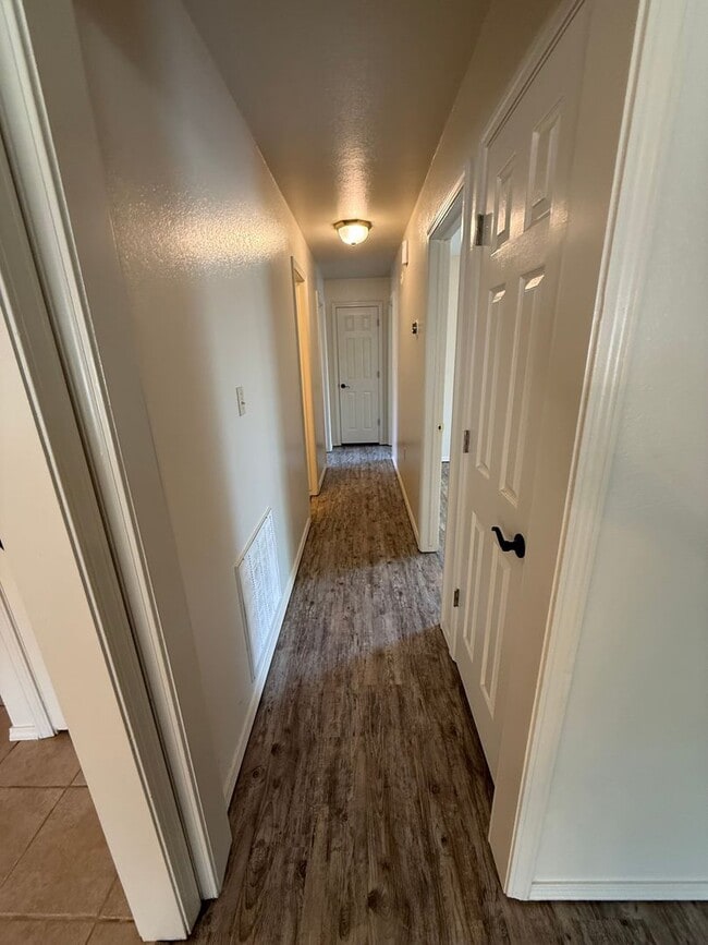 Building Photo - 3 Bed 2 Bath House With 2 Car Garage.