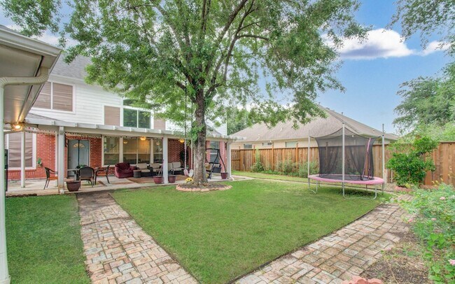 Building Photo - 12427 Shadycrest Dr