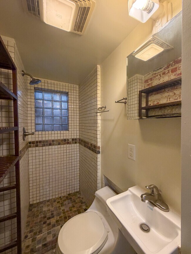 Building Photo - 1445 Clifton St NW