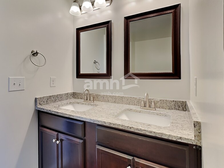 Building Photo - 236 Addlestone Cir