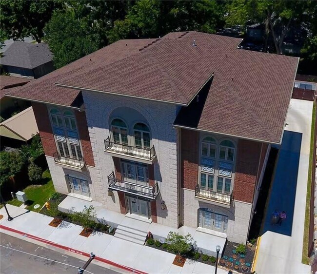 Building Photo - 212 SE A St