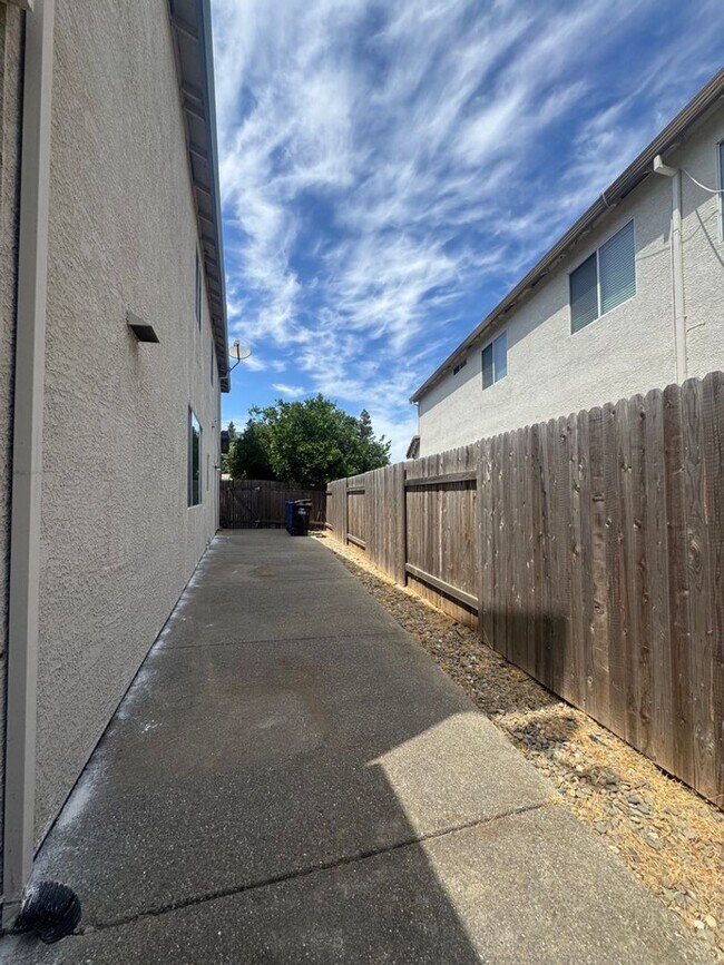 Building Photo - Beautiful 4BD, 2.5BA Home in a Great Location!