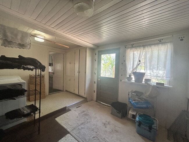 Building Photo - 2 bed 1.5 bath Hamilton home