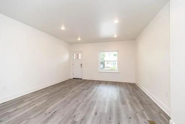 Building Photo - Beautiful 4 Bedroom Newly renovated home!
