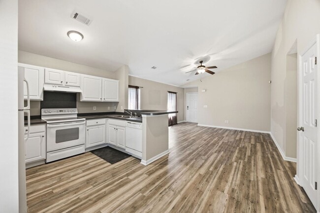 Building Photo - Comfortable 3BR Ranch with 2-Car Garage in Northwoods Pointe