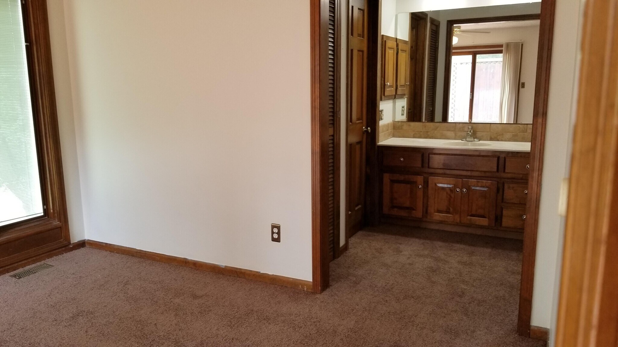Master Bedroom - view of ensuite vanity - 3023 University Dr