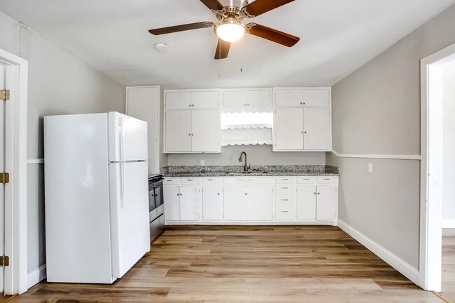Building Photo - Updated 1BR Duplex | Lawn Care Included | ...