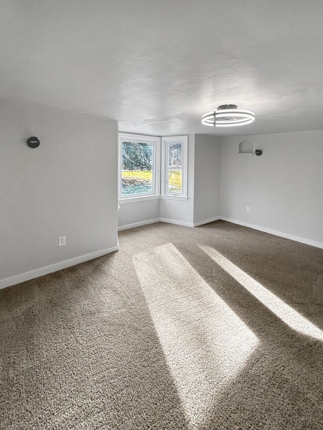 Building Photo - Welcome to this newly remodeled gem located in the heart of Collier, PA.