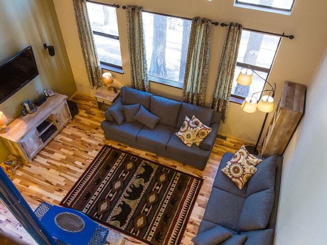 Building Photo - A Rare find in Tahoe! Spacious 4Bd house a...