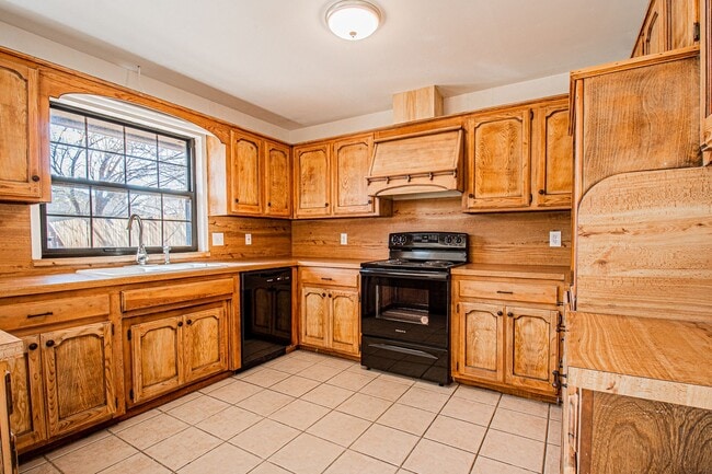Building Photo - 3 Bed 1.5 Bath in Carl Albert School District