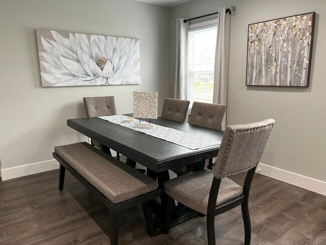 Building Photo - Fully Furnished rental with excellent central location in North cincinnati Suburbs