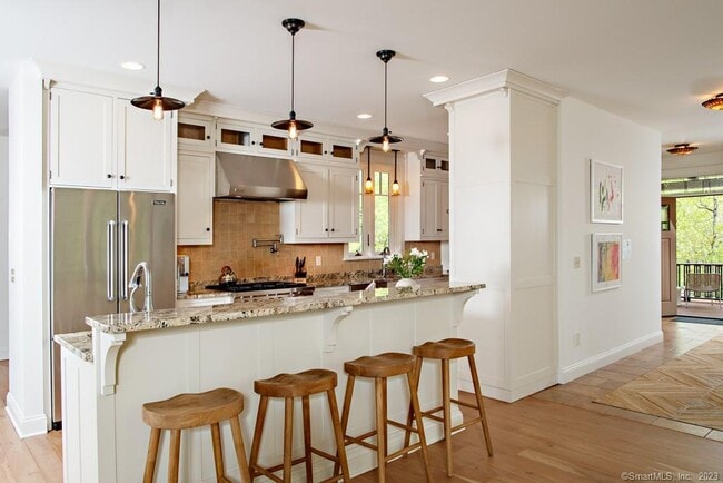 Building Photo - 121 Quaker Hill Rd