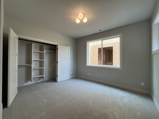 Building Photo - 17402 NW Lone Rock Dr