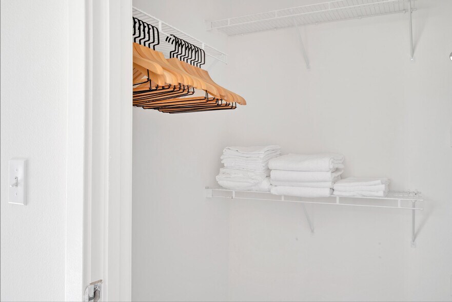 Building Photo - 11000 NE 10th St