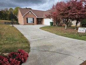 Building Photo - 3 Bedroom home in the Northfield subdivision available in time for the Holidays!