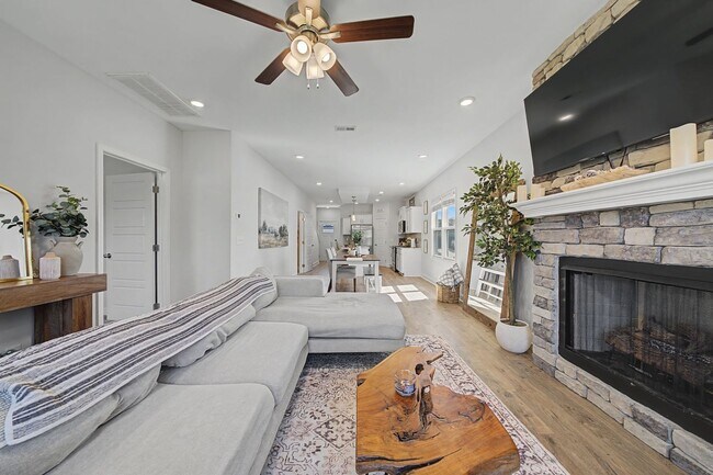 Building Photo - 2138 Ireland Wy