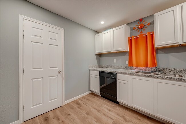 Building Photo - 6823 Goforth St