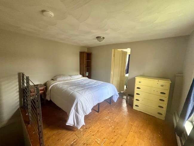 Building Photo - 10 Meadow St