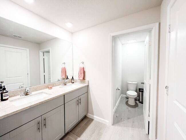 Building Photo - 3937 SE Mentmore Ln