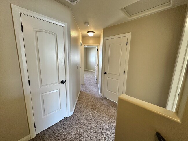 Building Photo - "Charming 3-Bed Townhouse in Cedar City – Spacious 1365 Sq Ft with 2.5 Baths!"