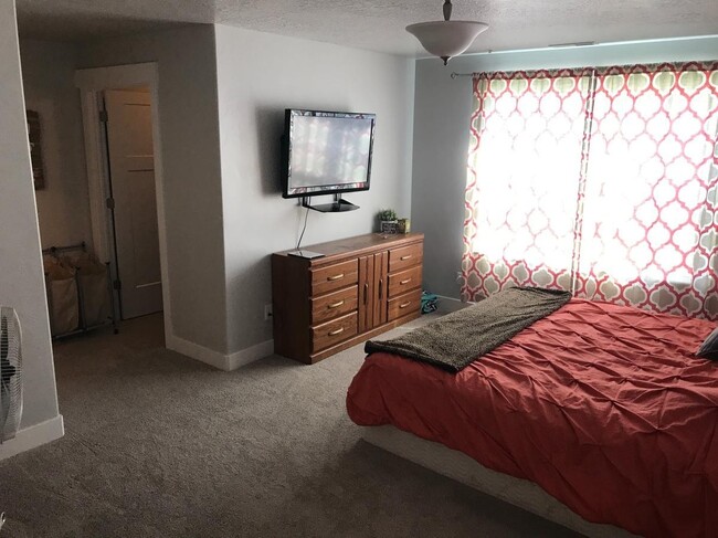 Building Photo - Ground Level 3 Bed 2 Bath Springville Apar...