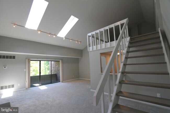 Building Photo - 1709 Mountainview Dr