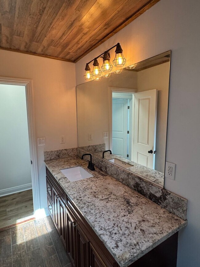 Building Photo - Bright Carson Front House Duplex with Modern Finishes