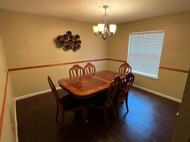 Building Photo - 3 bedroom 2 bath beauty