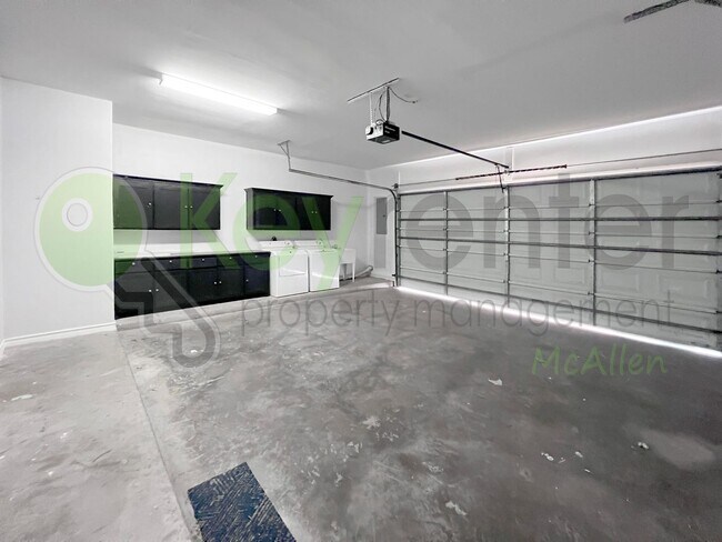 Building Photo - Beautiful 4B/2.5B Home in Mcallen