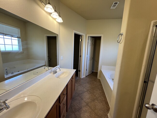 Building Photo - 3101 SW Camden Dr