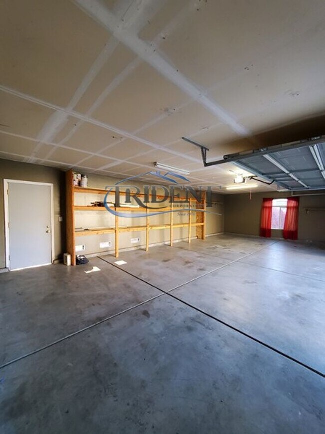 Building Photo - 4 bedroom, 2 bath house