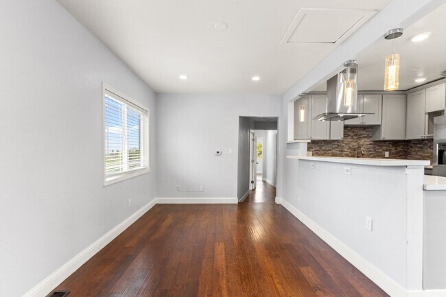 Building Photo - Spacious 4-Bed Oakland Apartment: Modern U...