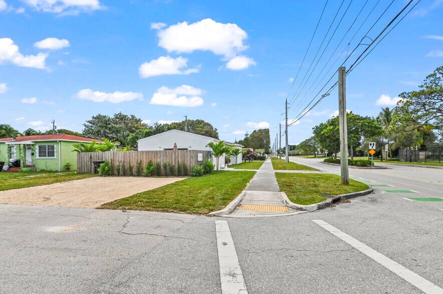 street/parking - 3400 Parker Ave