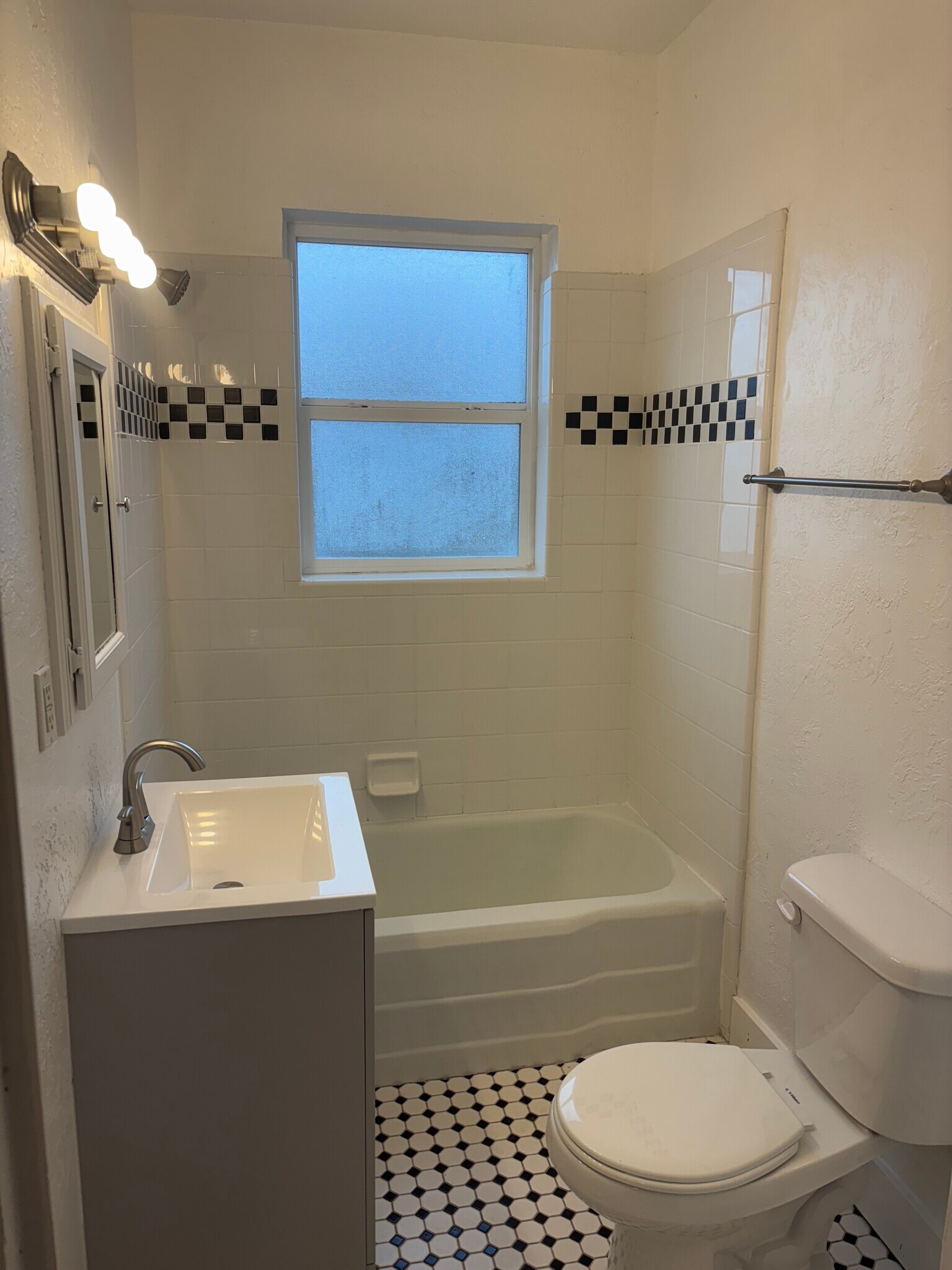 Building Photo - 245 N Main St